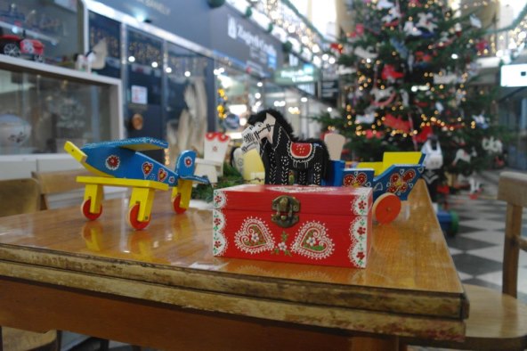 Božićno drvce ukrašeno tradicionalnim drvenim igračkama u prolazu Matice hrvatskih obrtnika