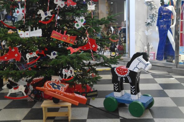 Božićno drvce ukrašeno tradicionalnim drvenim igračkama u prolazu Matice hrvatskih obrtnika