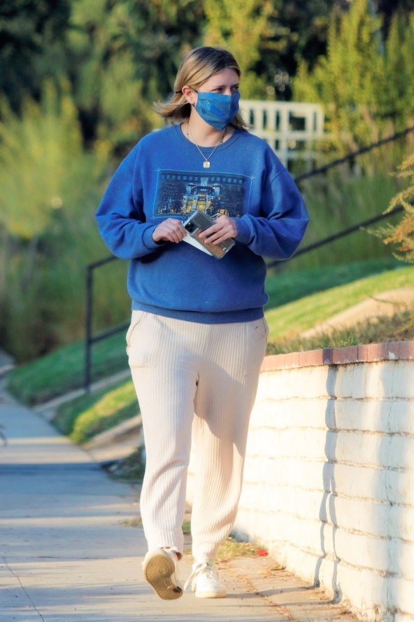 Neprepoznatljiva Mischa Barton u šetnji