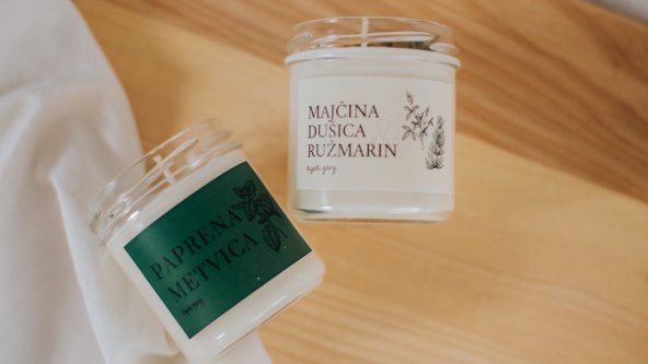 Svijeće bijeli.glog koje su povezane s mirisima i biljkama Mediterana.