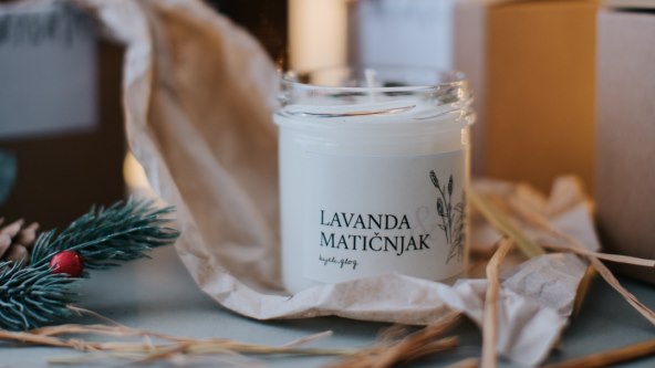 Svijeće bijeli.glog koje su povezane s mirisima i biljkama Mediterana.