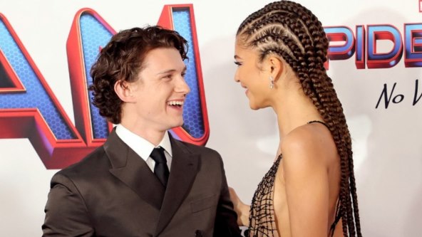 Tom Holland u vezi je sa Zendayom