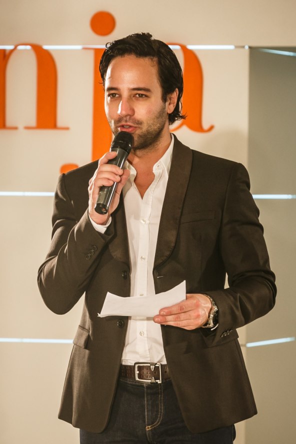 palcic-gore-za-bebe-na-sajmu-vjencanja