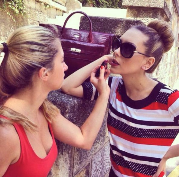 dvije-misice-jedna-dizajnerica-i-apsulutno-zavodljiv-pariski-sik