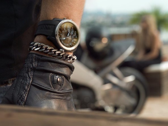 police-predstavlja-nove-modele-satova-za-2015