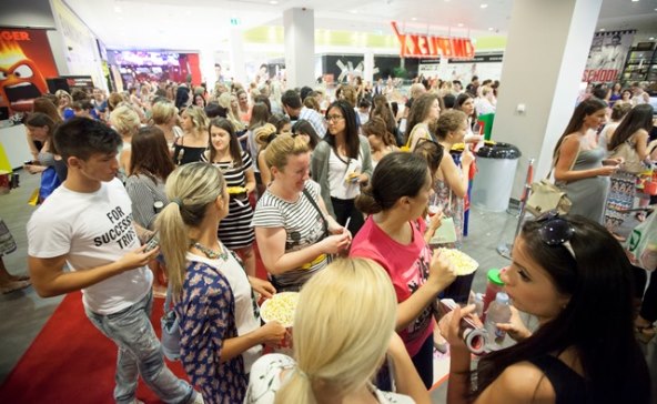 super-vruci-cineplexx-ladies-night-uz-zgodne-stripere