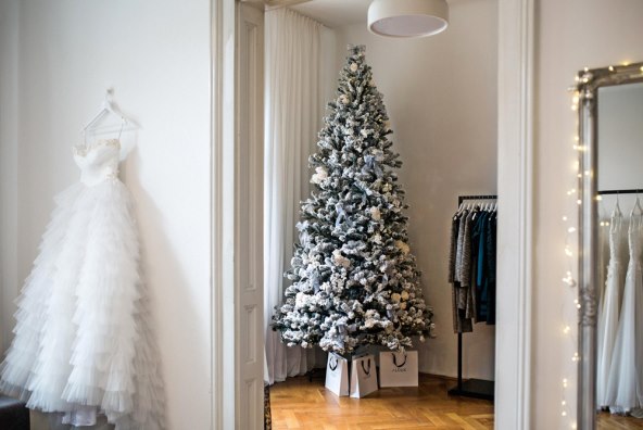 poznati-dizajnerski-showroom-u-blagdanskom-ruhu