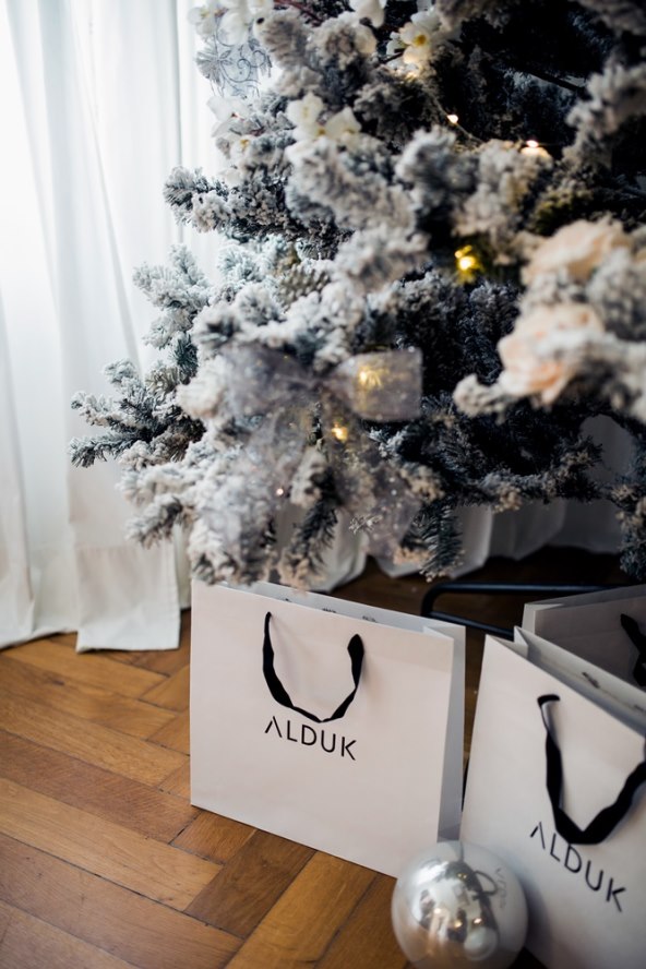 poznati-dizajnerski-showroom-u-blagdanskom-ruhu