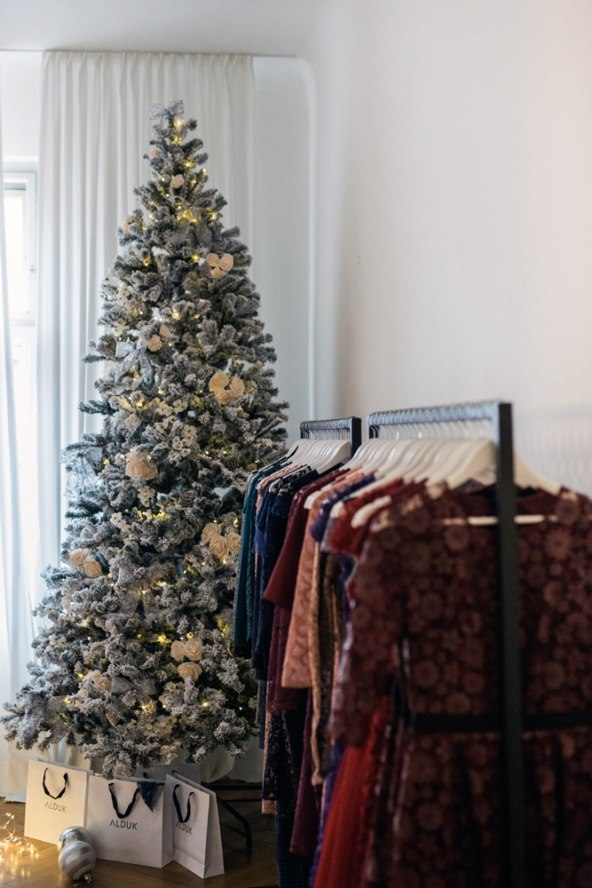 poznati-dizajnerski-showroom-u-blagdanskom-ruhu