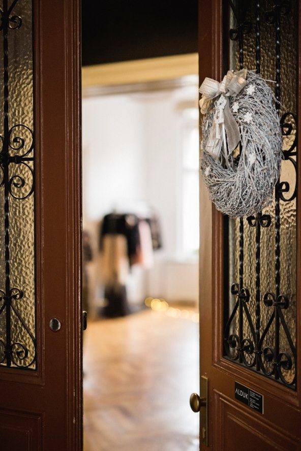 poznati-dizajnerski-showroom-u-blagdanskom-ruhu