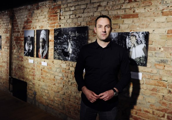 poznate-osobe-na-otvorenju-izlozbe-minuta-sutnje-zorana-marinovica-i-national-geographica-hrvatska-u-zagrebackoj-laubi