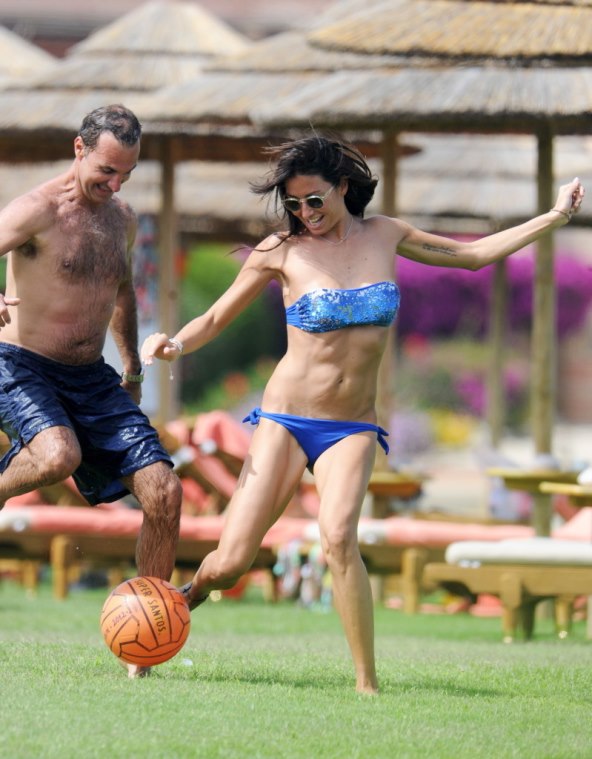 Elizabetta Gregoriaci pokazala vretenasto tijelo igrajući nogomet 