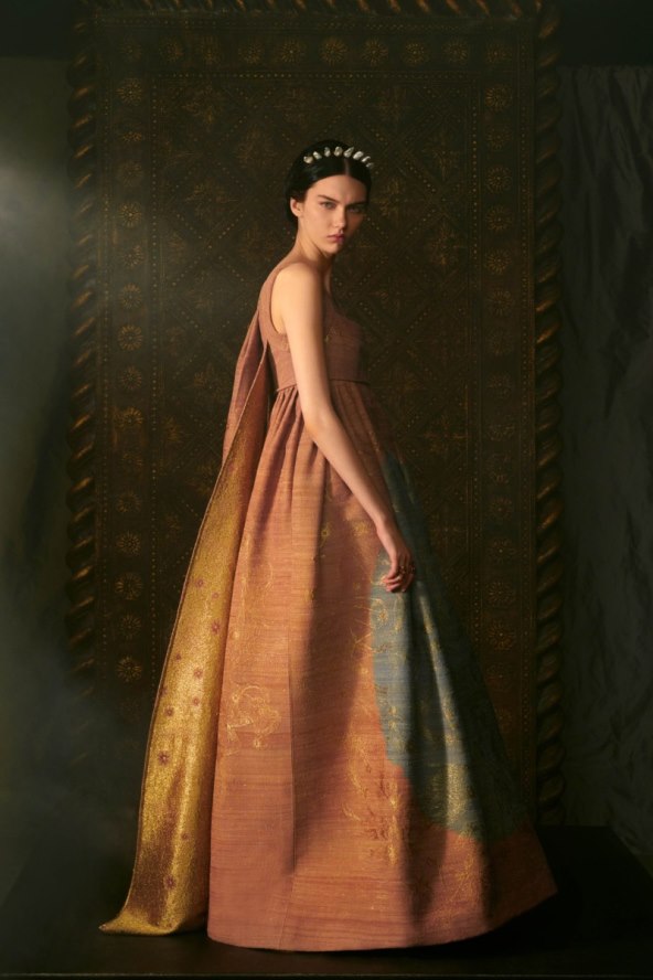 dior-haute-couture-kolekcija-2021-tarot-renesansa