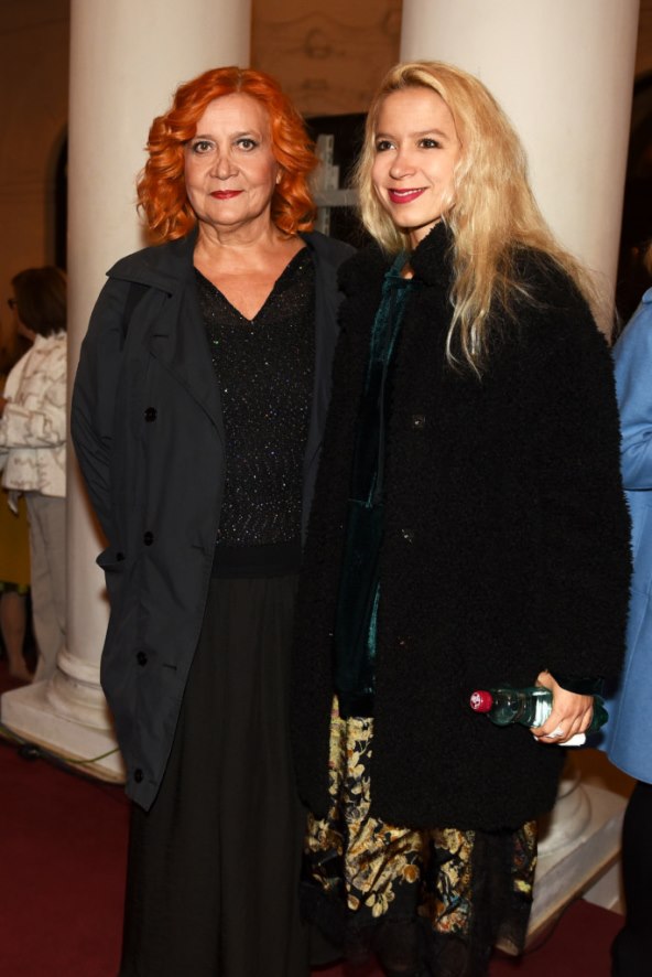 Zrinka Cvitešić u maniri holivudskih diva na premijeri predstave 'Tko pjeva zlo ne misli'