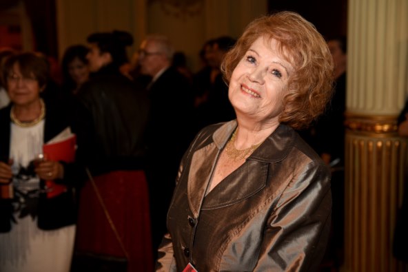 Zrinka Cvitešić u maniri holivudskih diva na premijeri predstave 'Tko pjeva zlo ne misli'