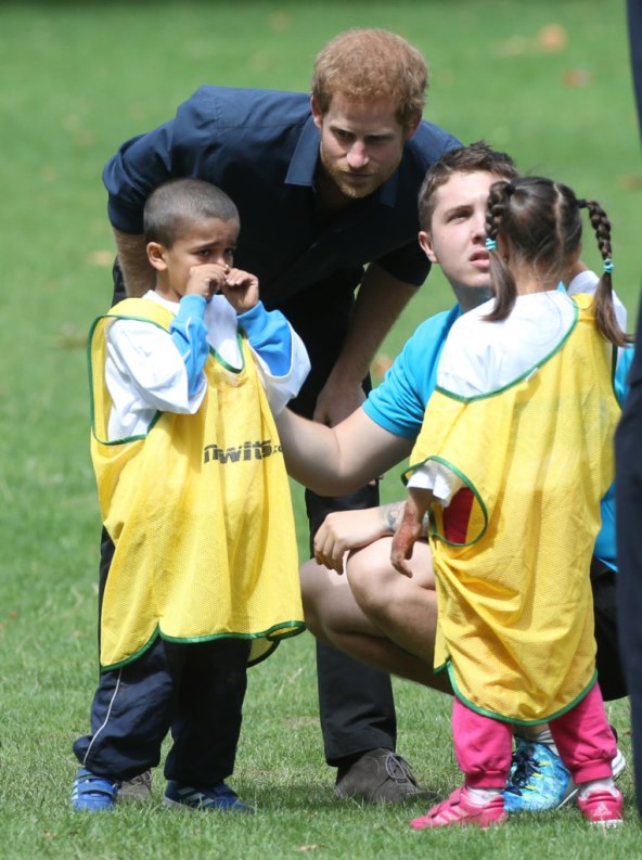 IMA 'ONO NEŠTO': I klinci jednostavno obožavaju princa Harryja