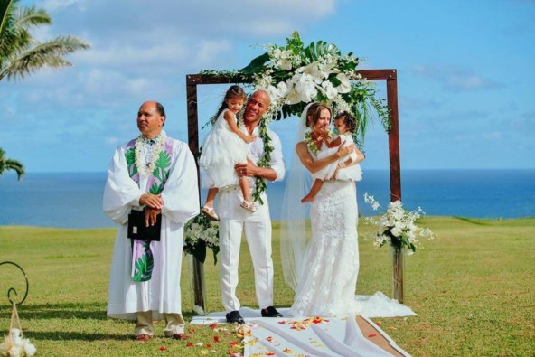 slavni-dwayne-johnson-the-rock-emotivnim-se-rijecima-osvrnuo-na-najljesi-dar-za-vjencanje-pjesmu-supruge-lauren