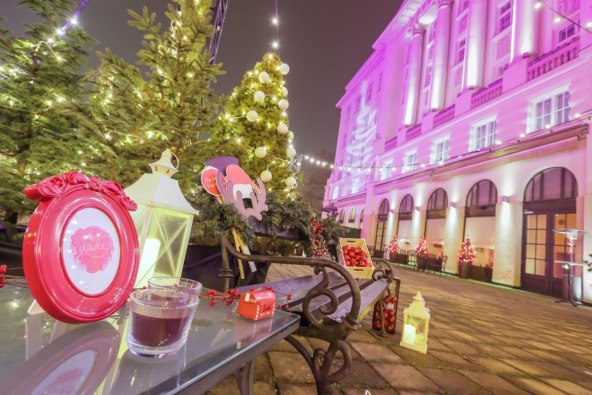 velicanstvena-terasa-oleander-i-procelje-zagrebacke-esplanade-osvanuli-su-u-svjetlosnom-bozicnom-ruhu