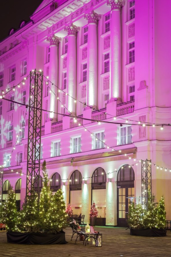 velicanstvena-terasa-oleander-i-procelje-zagrebacke-esplanade-osvanuli-su-u-svjetlosnom-bozicnom-ruhu