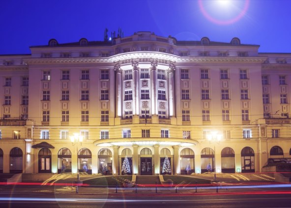 velicanstvena-terasa-oleander-i-procelje-zagrebacke-esplanade-osvanuli-su-u-svjetlosnom-bozicnom-ruhu