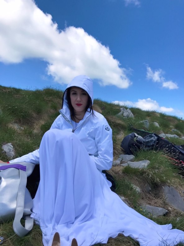 Domaća glazbenica ostavila bez daha svirajući na visokim stijenama