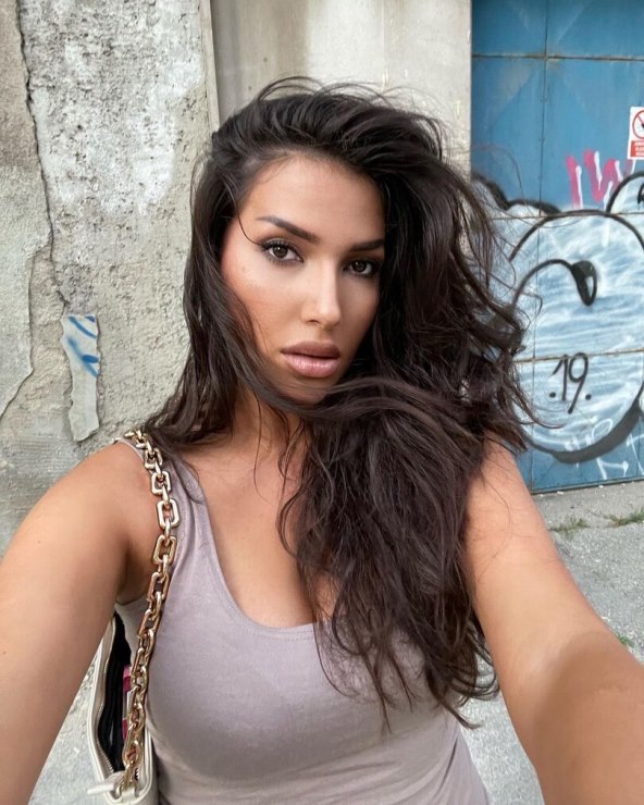 Mina Joksimović pozira na selfie fotografiji