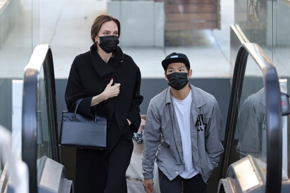 Angelina Jolie i Pax Thien u šoping centru