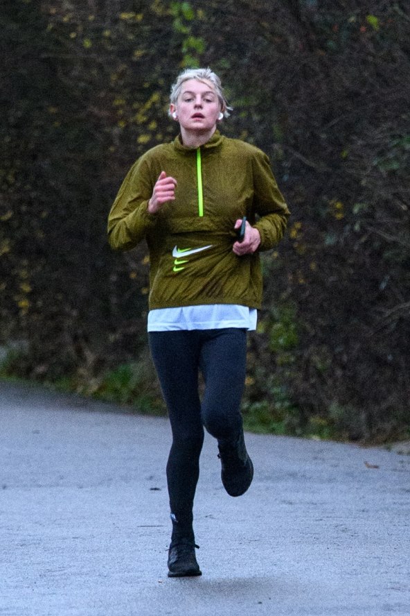 Emma Corrin izjašnjava se kao rodno nebinarna