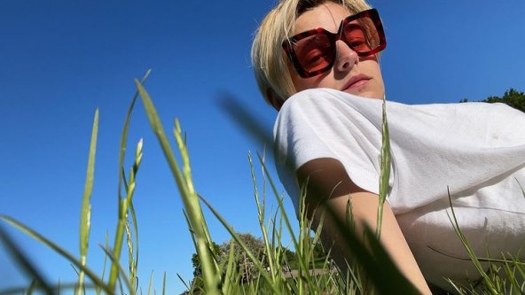 Emma Corrin izjašnjava se kao rodno nebinarna