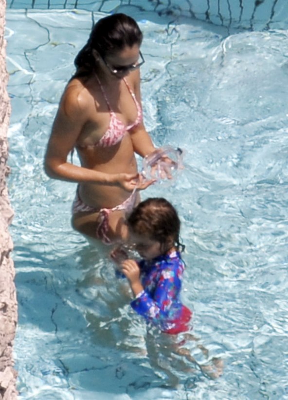 Jessica Alba - uživanje s djecom na bezenu 