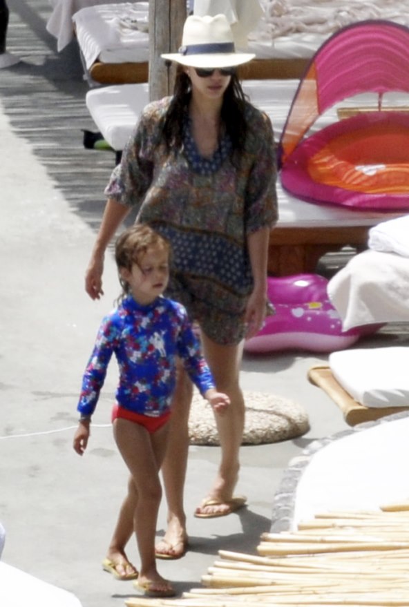 Jessica Alba - uživanje s djecom na bezenu 