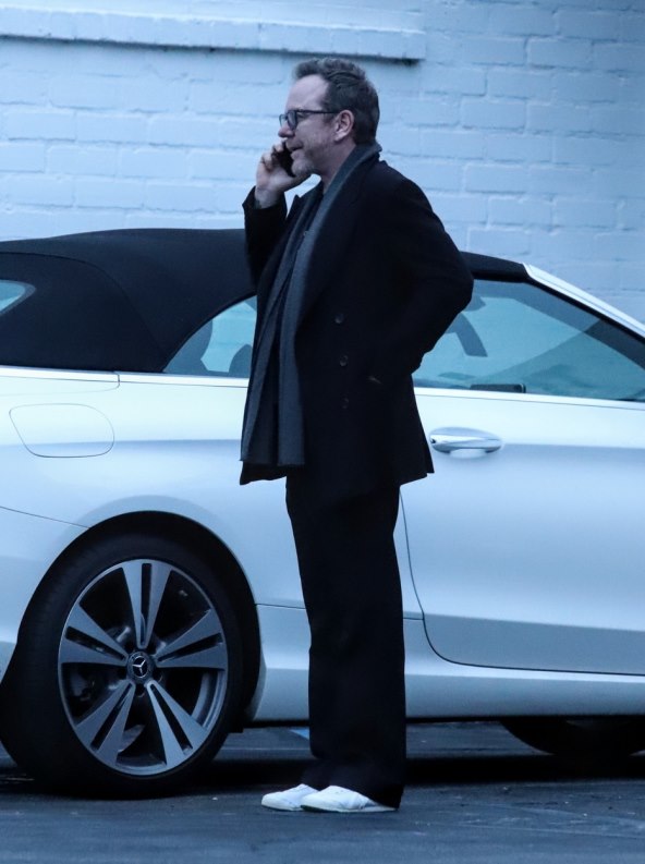 Kiefer Sutherland priča na mobitel.