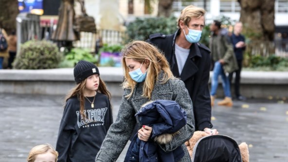 Abbey Clancy i Peter Crouch u šetnji s djecom.