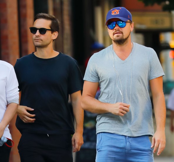 Leonardo DiCaprio i Tobey Maguire u šetnji