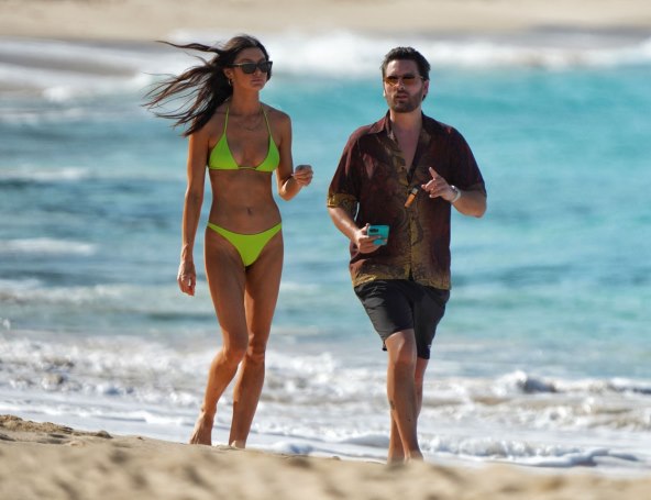 Scott Disick i Bella Banos na plaži