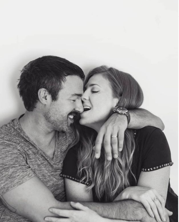 Nataša Janjić Medančić i Nenad Medančić zagrljeni