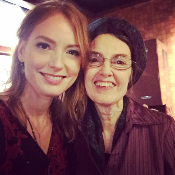 Alicia Witt s majkom Diane Witt u restoranu.