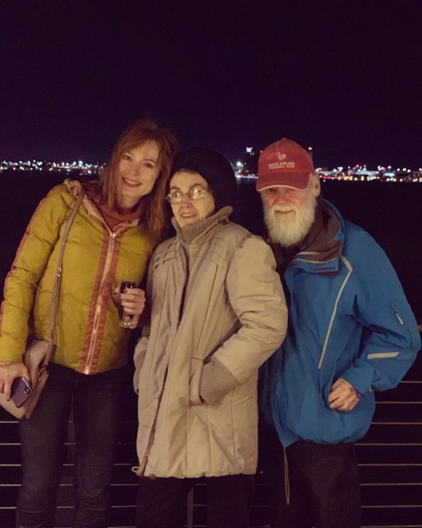 Alicia Witt s roditeljima Robertom i Diane Witt u šetnji.