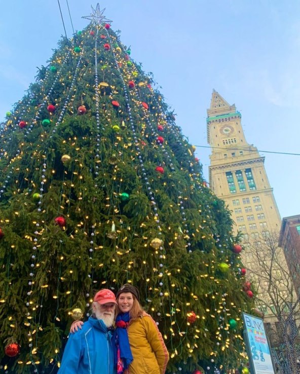 Alicia Witt s ocem Robertom ispred božićnog drvca.