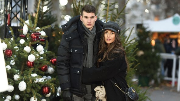 Helena Matić i Dominik Livaković pozirali ispred božićnog drvca.