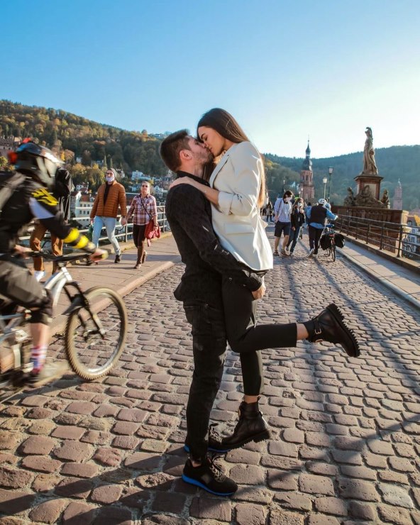 Poljubac Andreja Kramarić i supruge Mie.jpg