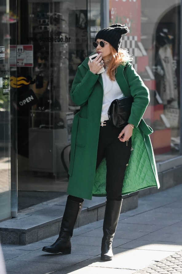 Dama u zelenom kaputu na špici