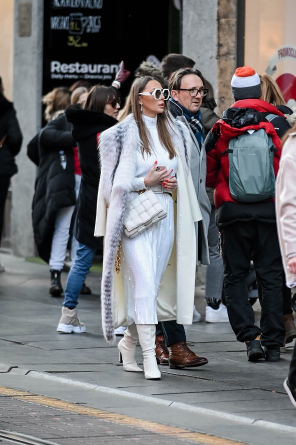 Dama u monokromatskom izdanju na špici