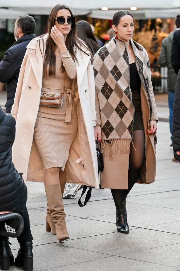 Dama u monokromatskom izdanju na špici