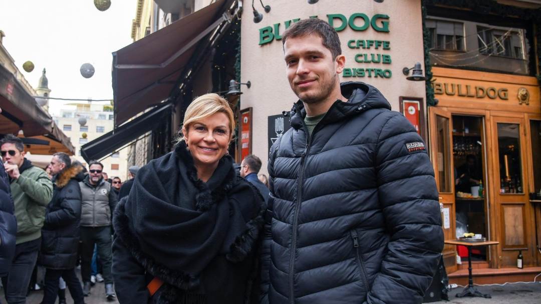 Kolinda Grabar-Kitarović i Mato Njavro poziraju na špici