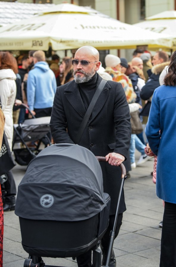 Aljoša Šerić u šetnji s kćerkicom Avom