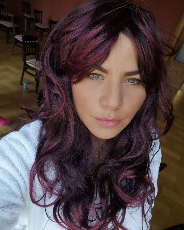 Ana Begić Tahiri s crvenom kosom