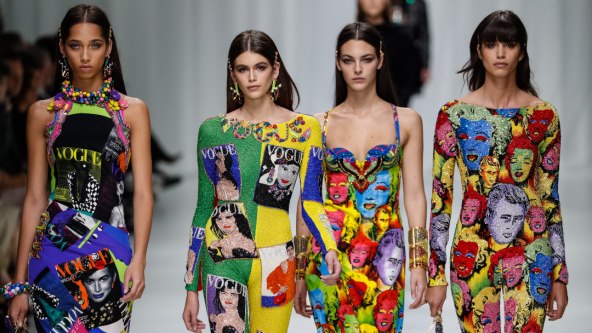 Žene na pisti Versace