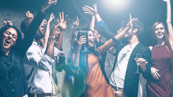 Ljudi se zabavljaju uslijed kraja godine, zvijezde poručuju da će biti tako