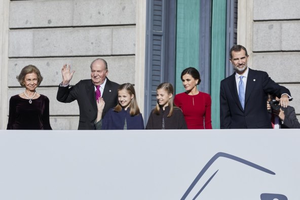 Španjolska kraljevska obitelj pozdravlja građane.
